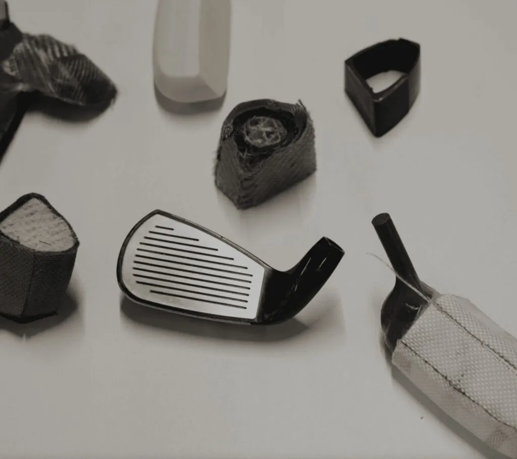 Auslegeordnung von verschiedenen Prototypen der Golfyr Schlägerköpfe.